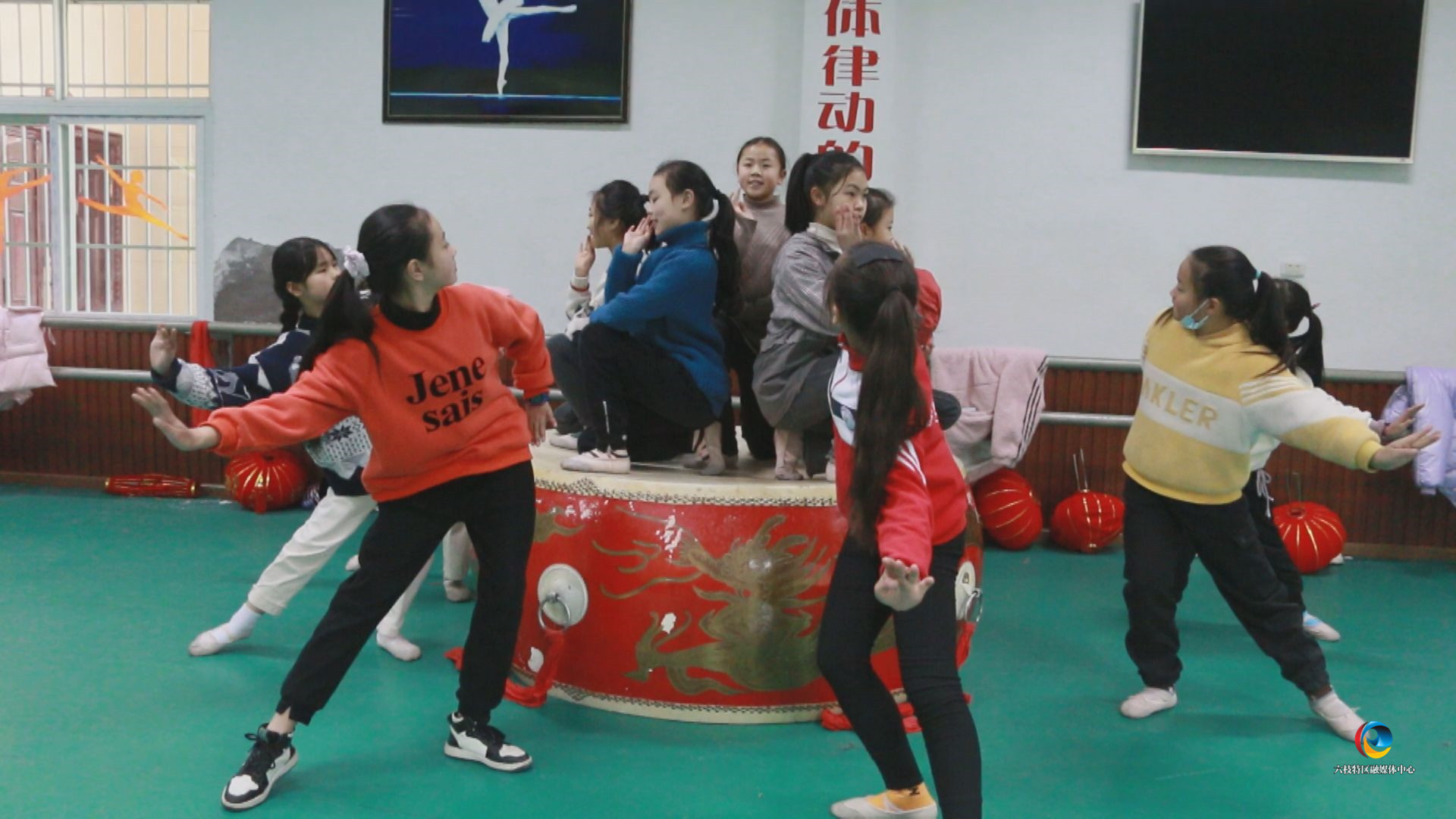0ad86ff4652845b181f8cddae7855d53.jpg